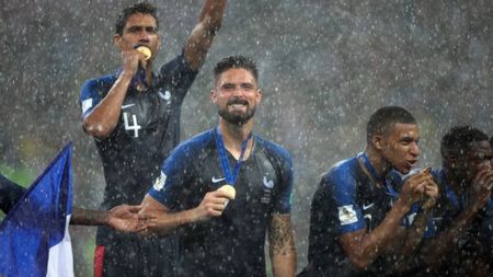 "Să plece Didier Deschamps, iar succesorul lui să vină să 'elibereze' talentele". Un fotbalist francez a criticat Franța: "Stilul de joc e urât. E o mizerie!" 