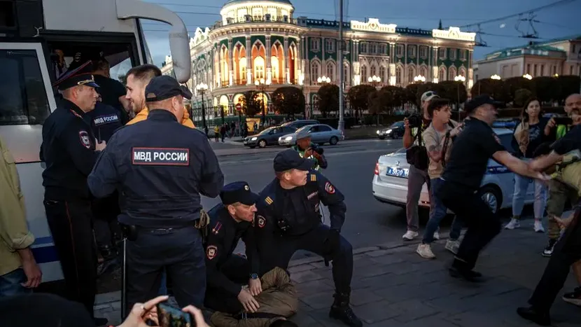 Un rus arestat la manifestațiile anti-război a primit la secția de poliție ordinul de a se înrola în armată. Care este pedeapsa pentru cei care refuză recrutarea