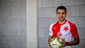 OFICIAL | Nicolae Stanciu a fost prezentat la Slavia Praga. Prima reacție a jucătorului care a evadat din Arabia Saudită și s-a întors în fotbalul european