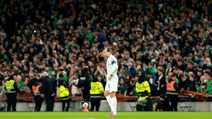 Nemaivăzut! Cristiano Ronaldo a luat cartonaș roșu pentru că și-a lovit adversarul în Irlanda - Portugalia