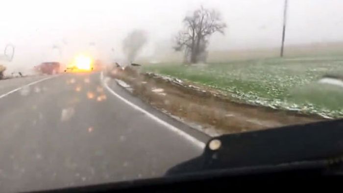 VIDEO Nu te vei mai grăbi nicăieri după ce vezi asta!** I-a explodat mașina în timp ce încerca să facă o depășire