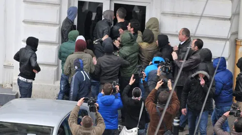 Momente tensionate la Craiova: zeci de fani au vrut să-l linșeze pe Mititelu. Două gărzi de corp au rezistat asaltului ultrașilor. FOTO