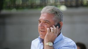 Giovani către Zicu:** "Ianis, ai păcălit destul!"