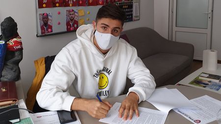 FOTO | FC Botoșani a prezentat înlocuitorul lui Racovițan, însă anunțul a fost șters la scurt timp după publicare. Suporterii Universității Cluj au izbucnit