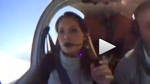 Sport extrem: logodnă la înălțime. "Avioniul nu mai răspunde la comenzi. Vrei să fii soția mea?" VIDEO Clipul care face ACUM senzație pe net
