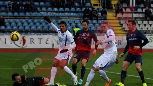 Pandurii – FC Botoșani 1-2. Arbitrul Cojocaru a dictat inițial penalty pentru gazde în minutul 37, dar s-a răzgândit după ce s-a sfătuit cu asistenții