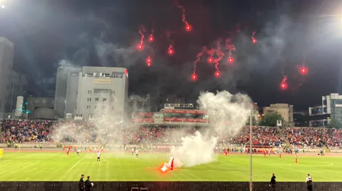 „Meteoriții” din „Ștefan cel Mare”! Fanii lui Dinamo au lansat torțe peste stadion, la barajul cu U Cluj | VIDEO