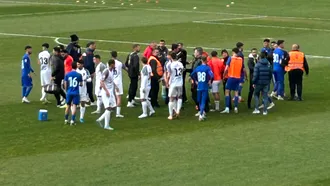 Au venit sancțiunile pentru scandalul de după fluierul final al jocului Chindia – Șelimbăr. Cel mai drastic amendat este antrenorul care a intervenit să liniștească spiritele între jucători!?