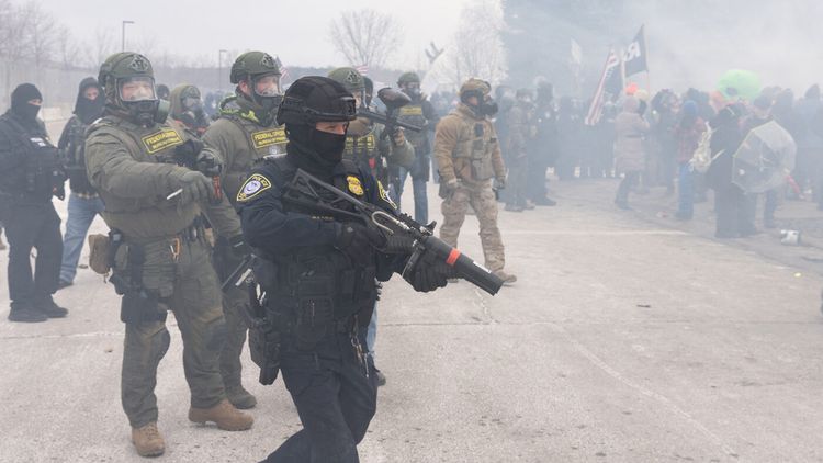 EXTRA Un bărbat a fost omorât de agenții ICE în Minnesota şi e stare de urgență! Meciul din NBA, amânat imediat