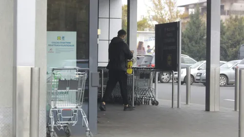 Imagini inedite cu fiul lui Teia Sponte în București! A mers la un supermarket de cartier cu un Lamborghini de 200.000 de euro | VIDEO EXCLUSIV