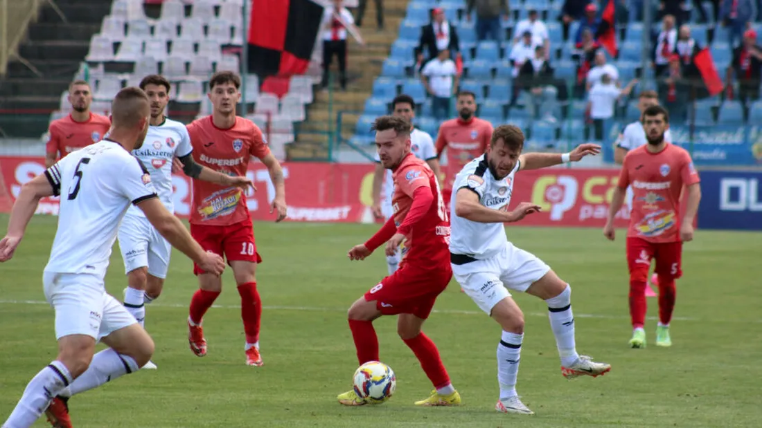 Sâmbătă se trage linia finală în acest sezon de Liga 2, când aflăm ultimele necunoscute din play-off și ultima retrogradată din play-out! Un singur joc va fi televizat