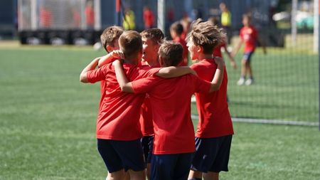 Un fotbalist român de 10 ani a fost chemat de FC Barcelona pentru a intra în La Masia. E primul jucător transferat de la Bucureşti