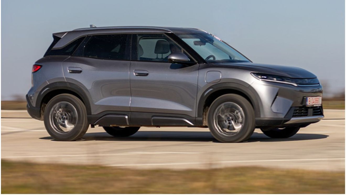 (P) BYD ATTO 2 DM-i: SUV-ul hibrid compact care promite până la 1.000 km autonomie cu un singur plin și bateria încărcată