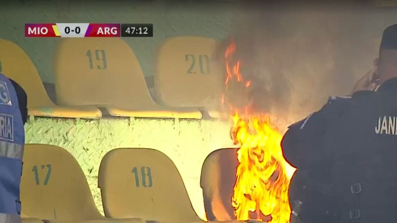 Fanii lui FC Argeș, la un pas să incendieze arena din Mioveni! Cum a pornit focul pe Stadionul Orășenesc | VIDEO