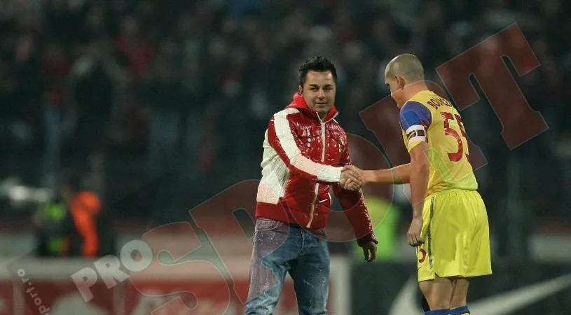 FOTO** Florentin Petre a dat lovitura de începere a derby-ului Dinamo-Steaua