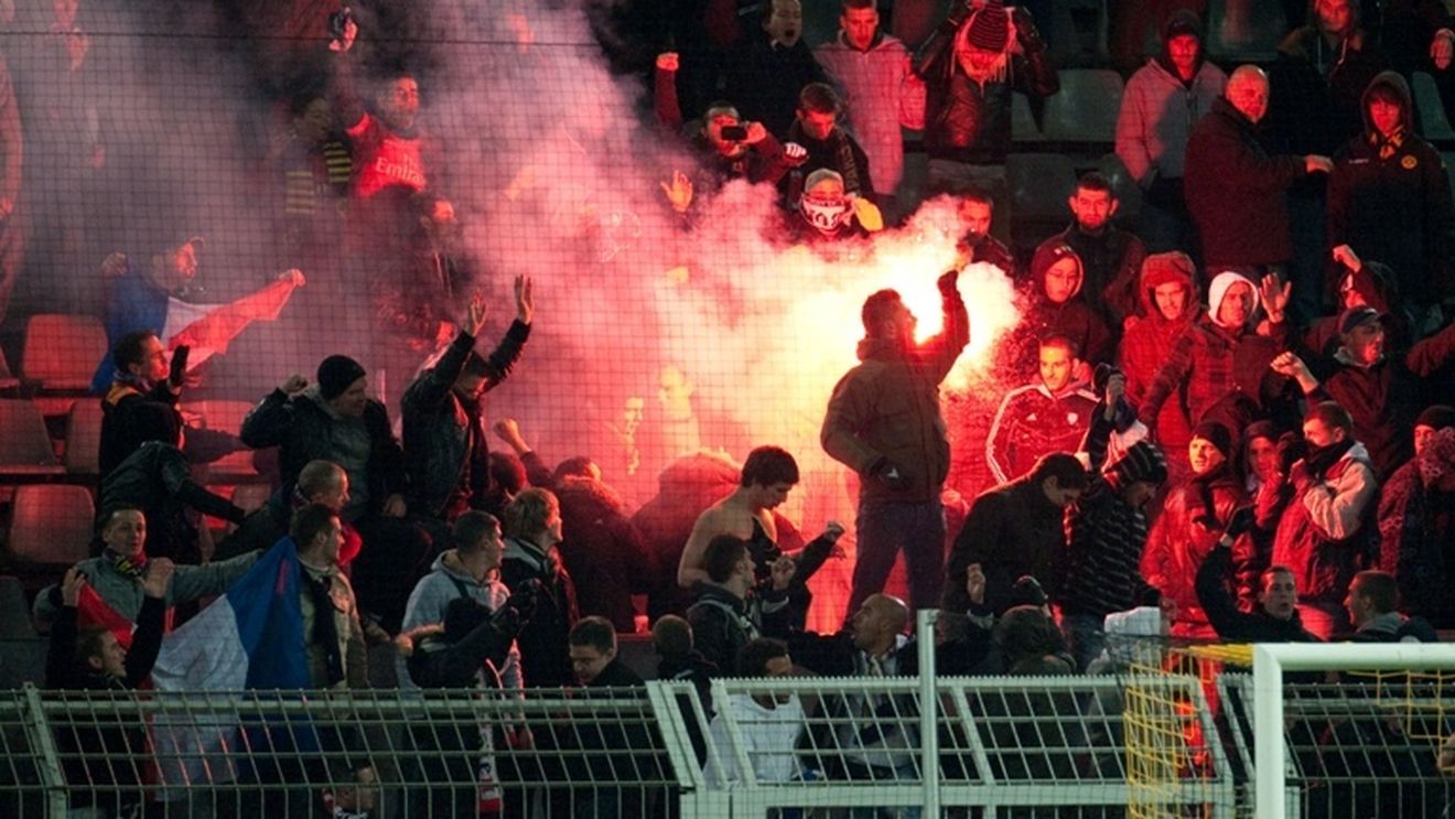 17 suporteri reținuți înaintea meciului Sevilla-Borussia Dortmund