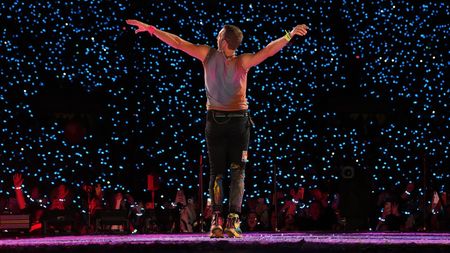 Lăsați toate concertele mari pe Arena Națională! Există viață și fără fotbal: cum am trăit între 50.000 de oameni show-ul memorabil al celor de la Coldplay și coșmarul care a urmat la final: „Parcă am intrat în piscină”. SPECIAL