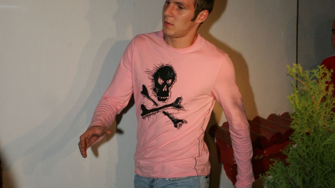 "Mai bine 5 pahare de vin și o țigară decât o noapte în club!"