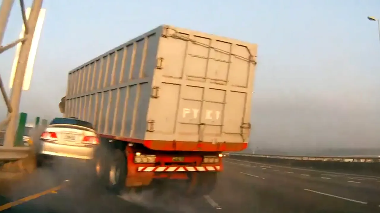 VIDEO - Accident teribil pe o autostradă, după explozia unui cauciuc