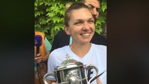 Unde a fost surprinsă Halep imediat după ce a câștigat finala de la Roland Garros! A făcut o baie de mulțime cu fanii români | VIDEO