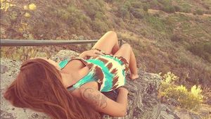 Cel mai scump fundaș de la Manchester City a venit "la pachet" cu o bombă sexy