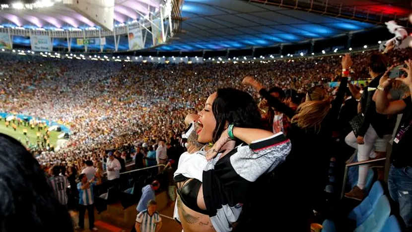 Superstarul pop Rihanna și-a șocat fanii arătându-și sânii la un meci de la Cupa Mondială