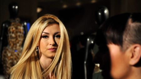 Andreea Bălan şi-a înfăşurat şarpele de gât. Imaginile care le-au tăiat respirația fanilor iubitei lui Victor Cornea