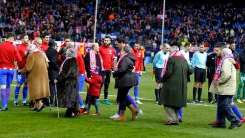 FOTO | Gest superb făcut de jucătorii lui Simeone: au intrat pe teren însoțiți de cei mai în vârstă suporteri ai echipei