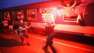 Fanii Ungariei au plecat spre București! VIDEO - Maghiarii au făcut show în gara din Budapesta. 60 de polițiști încearcă să prevină ciocnirile