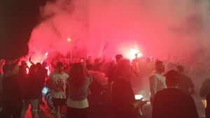 Imaginile care vor rămâne în istoria lui Dinamo: fanii au sărbătorit cu jucătorii pe drum, la stadionul din Ştefan cel Mare şi la statuia lui Cătălin Hîldan! VIDEO