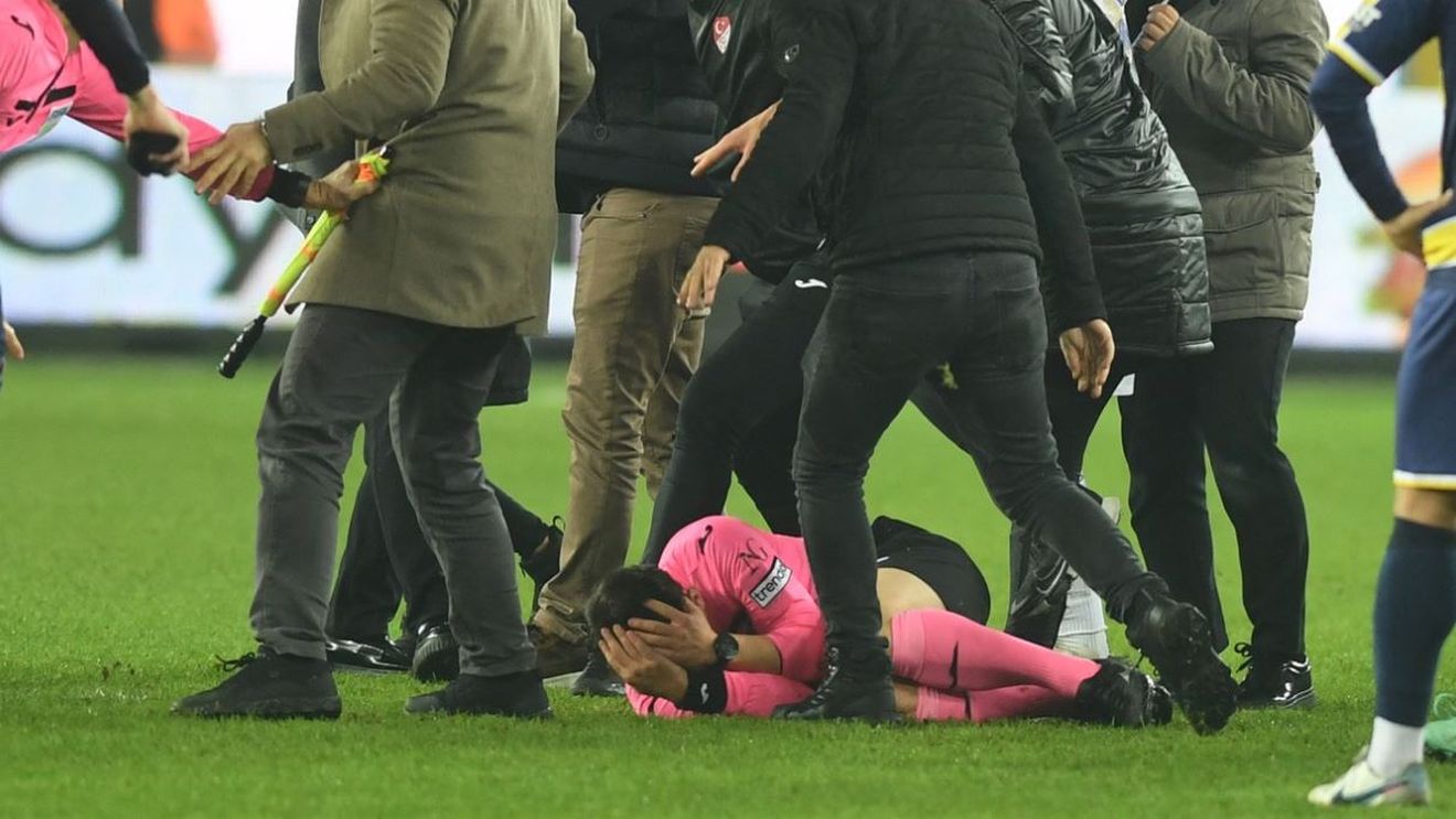 Arestări în masă după ce bașkanul l-a bătut pe arbitru! Anunțul Ministrului de Interne al Turciei a venit imediat