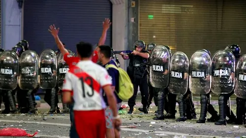 Violențe la Buenos Aires după finala Copei Libertadores! Ultrașii lui River s-au răfuit cu polițiștii. S-au folosit gloanțe de cauciuc și gaze lacrimogene