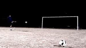 VIDEO** Fotbalistul complet! Portarul care dă goluri de la 80 de metri, apără ca Tătărușanu și dă în bară mai bine decât "Dinho"