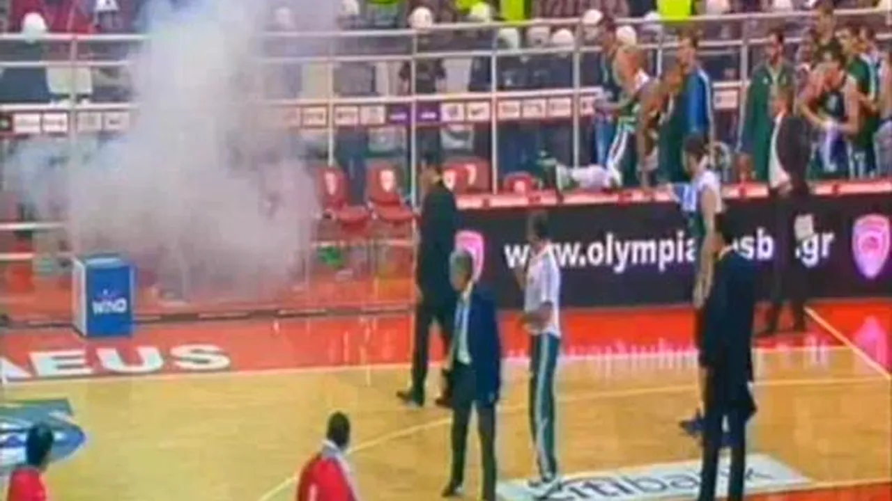 VIDEO PAO-Olympiakos derby și la baschet! Fanii greci au dezlănțuit iadul la meciul din play-off!