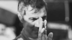 „Să privești seara spre stele și să zâmbești”. Preotul a dezvăluit mesajele lăsate de Mihai Leu pentru fiul său și pentru soția lui, știind că va muri