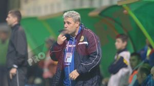 FOTO EXCLUSIV | Șumudică și-a ieșit din minți și a făcut gesturi scandaloase în direcția fanilor Stelei! Imagini cu pătrățel roșu